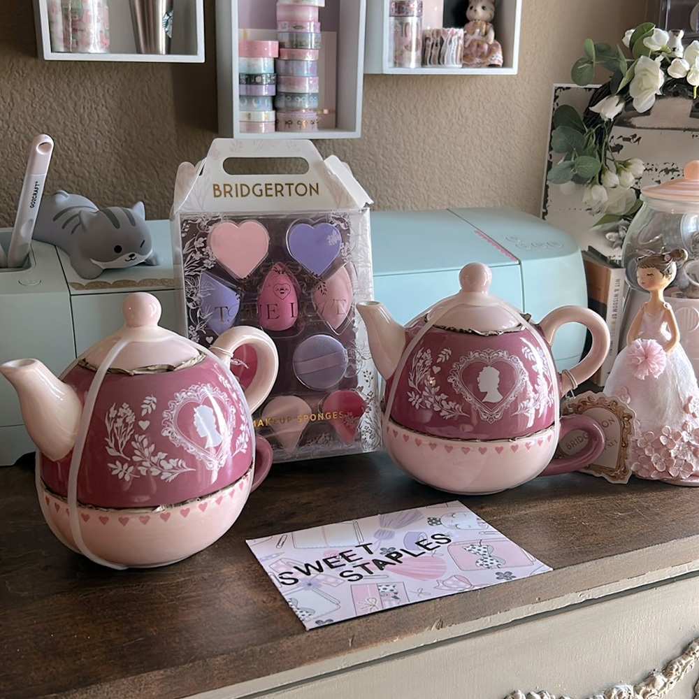 🎀Bundle of 2 Netflix Bridgerton Lot Teapot Set, 1 Make-up Sponges🎀🎀🎀